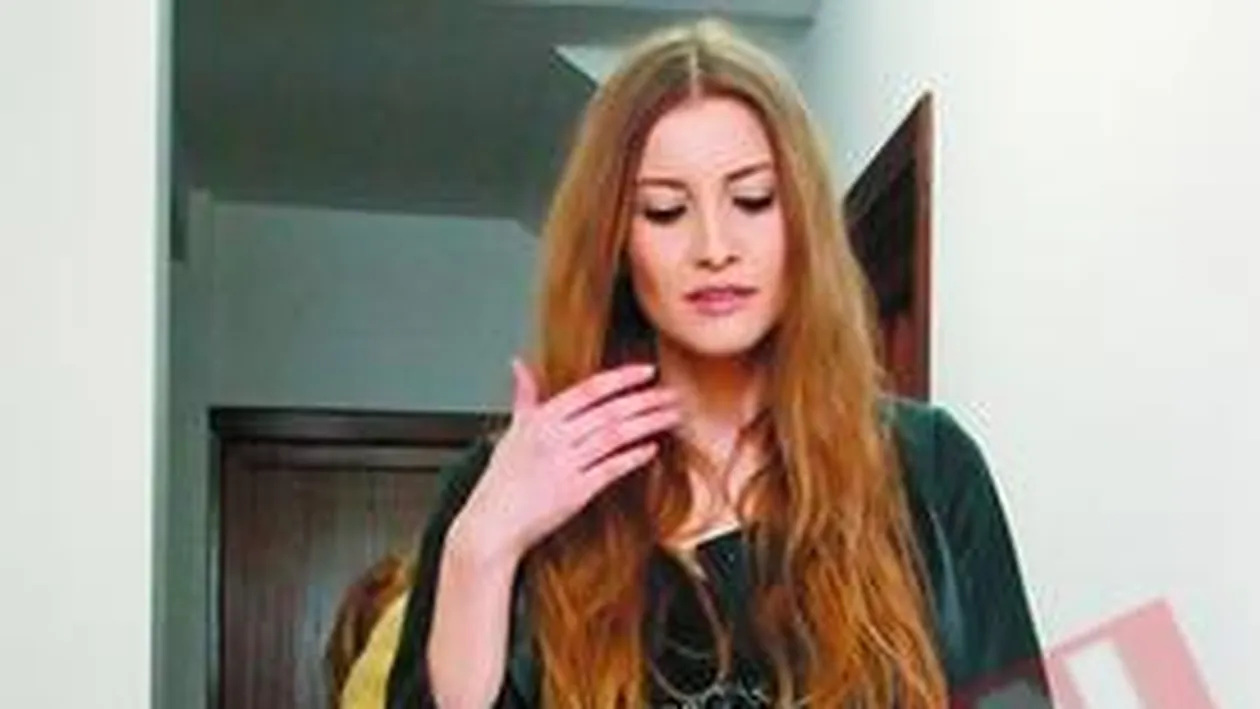 Iulia Albu si-a operat degetul cu laser