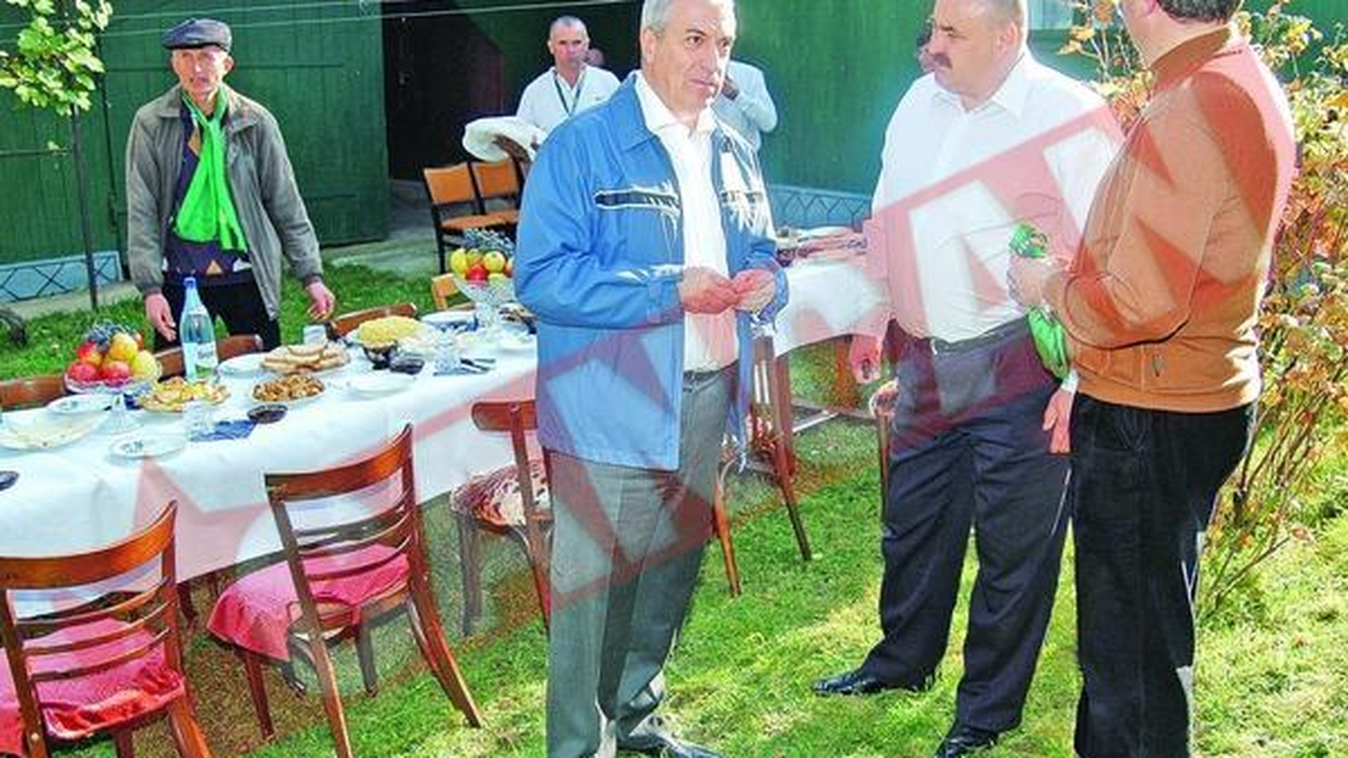 Premierul, la masa lui mos Alboaie din Comanesti