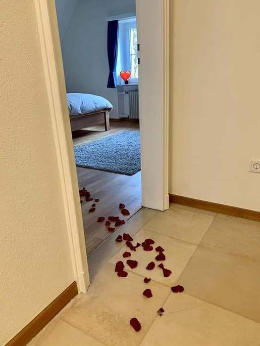 Cum și-a surprins o femeie din Iași soțul. Surpriza se întinde din dormitor în baie. FOTO