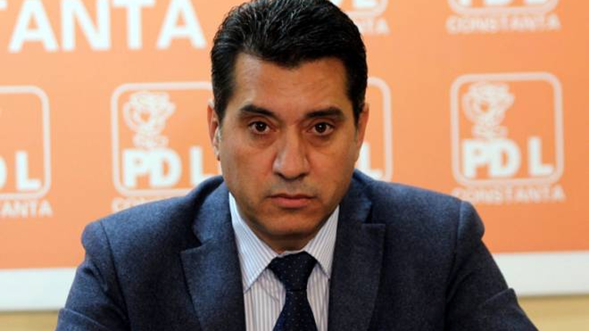 Culmea moralitatii! Un liberal condamnat pentru mita vrea sa interzica tatuajele din scoli!