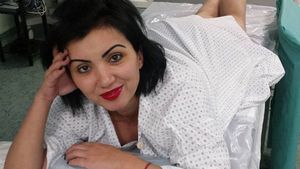 ADRIANA BAHMUŢEANU ar putea fi dată afară după ce s-a aflat că şi-a făcut o intervenţie estetică în zona intimă! 