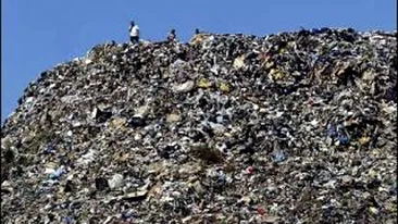 Autoritatile din Beijing alunga mirosul emanat de gropile de gunoi cu apa aromatizata