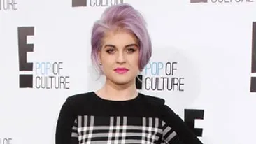 Kelly Osbourne si-a incaltat cainele cu botosei