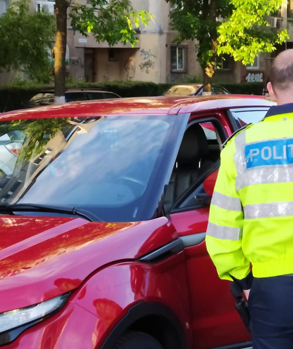 Cum arată maşina Margheritei de la Clejani, după ce a făcut accident în această dimineaţă. FOTO de la faţa locului