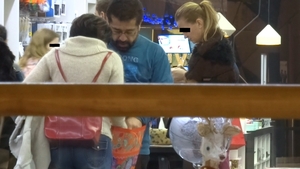 Pentru Silviu Petcu shopping-ul de sarbatori nu e deloc Distractis! Actorul a dat in clocot cand a fost plimbat prin magazine!