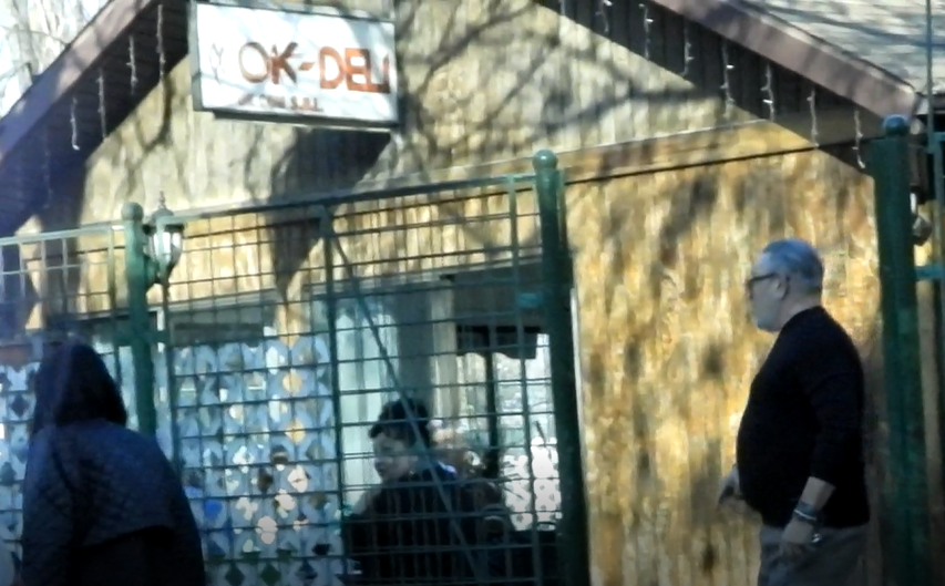 Serghei Mizil părăsește localul (Foto: CANCAN.RO)