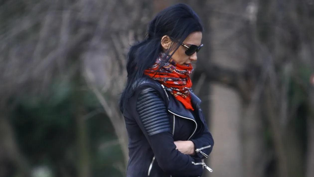 Lavinia, sexy mama-vitrega pentru copiii lui Banica Jr! Cum i-au fotografiat paparazzii CANCAN.ro pe toti patru, in parc