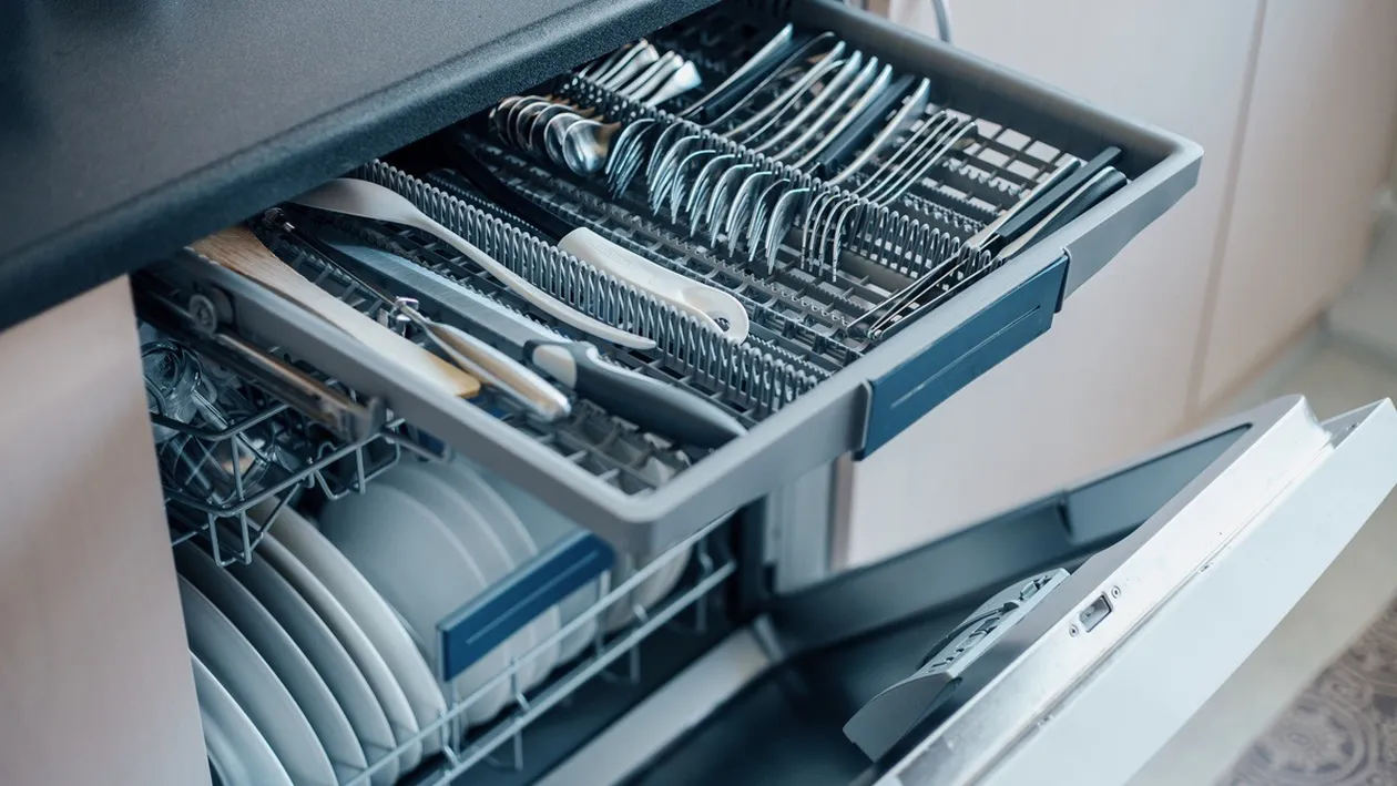 Cum se așază, de fapt, tacâmurile în mașina de spălat vase. Mulți o fac greșit