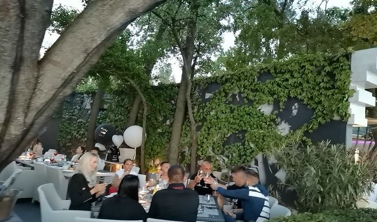 După ce s-au delectat cu preparate fine, mesenii au fumat narghilea © CANCAN.RO