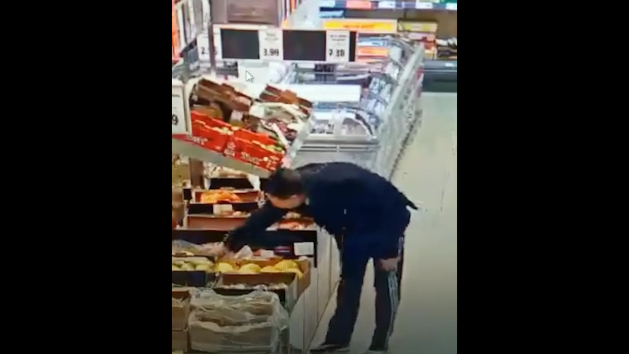 Comisarul-șef U.G. în timp ce ”degusta” fructele dintr-un hipermarket