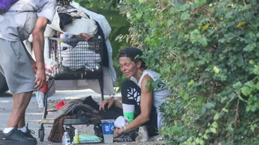 Ex focoasa blondă, surprinsă cerșind și scotocind prin gunoaie. Imagini greu de privit