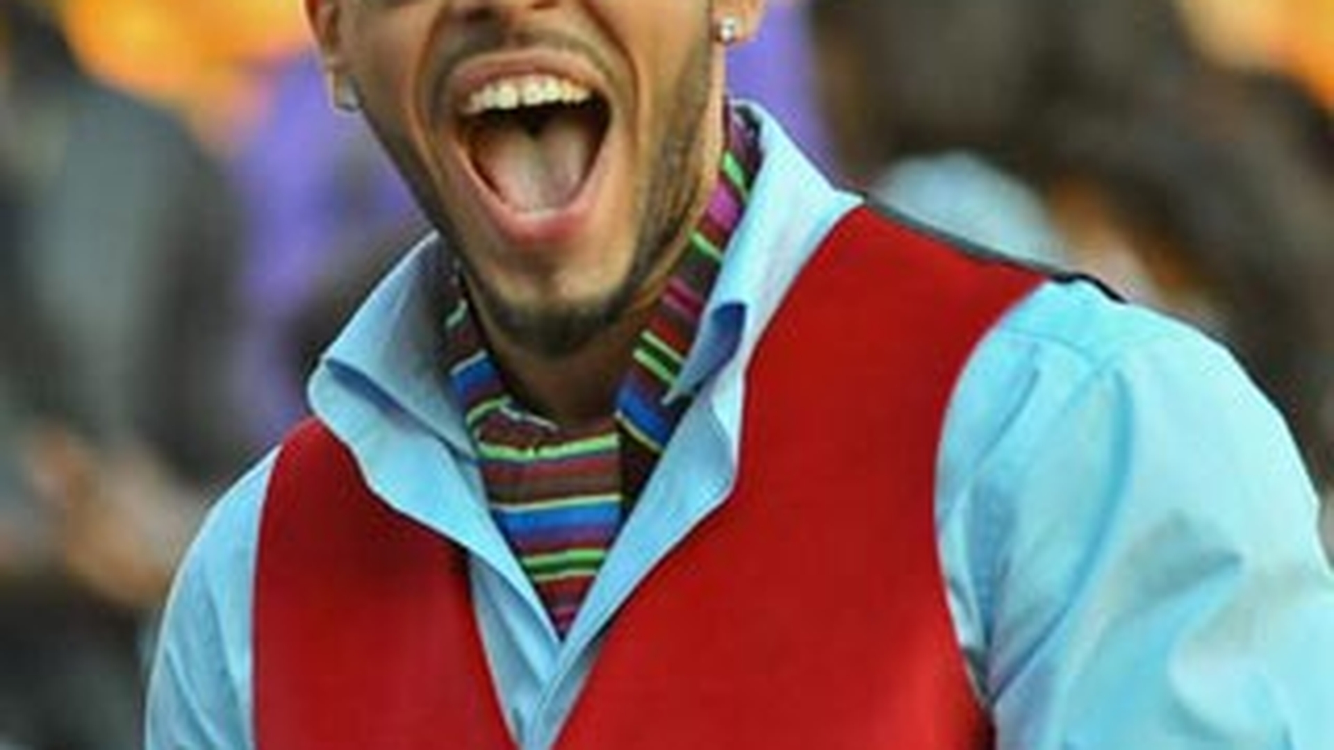 Alex Velea, prea ocupat ca sa dea un telefon? L-a felicitat pe Smiley pe Facebook!