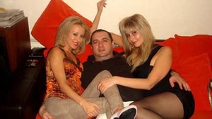 EA este sotia lui Leo de la Strehaia Cum arata femeia care i-a darut doi copii in urma cu multi ani!