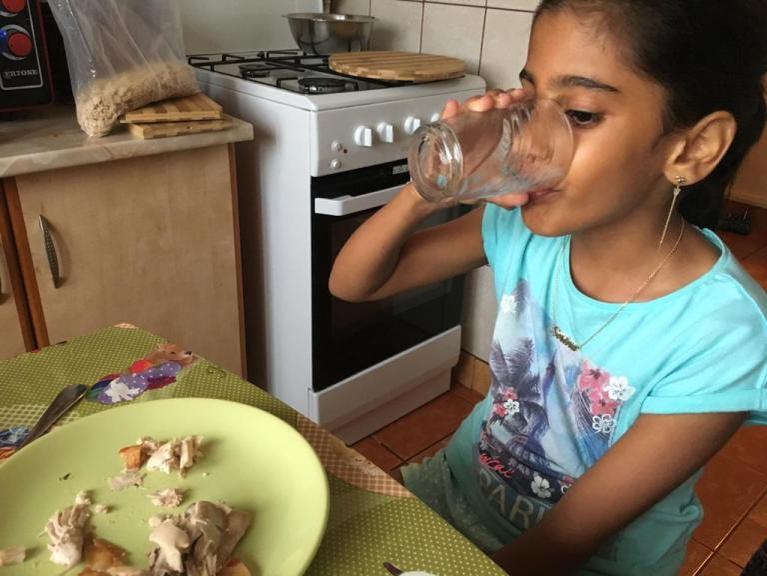 Primele imagini cu Sorina după ce a fost luată cu mascații. Cum arată prima zi la noua ei familie