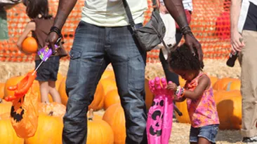 Un cantaret celebru si-a aratat fundul in public - Aflati aici cine este artistul care a patit o asemenea rusine