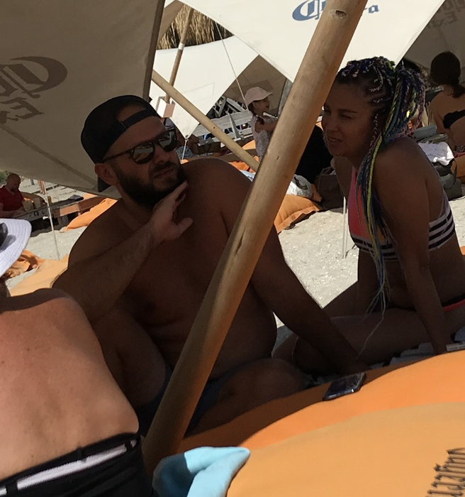 Lora a ”prins” ultimul soare de vară  pe plaja din Mamaia! Imagini cu posteriorul mega-erotic