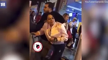 Imagini incredibile! O soție înșelată i-a smuls părul din cap amantei, chiar pe aeroport
