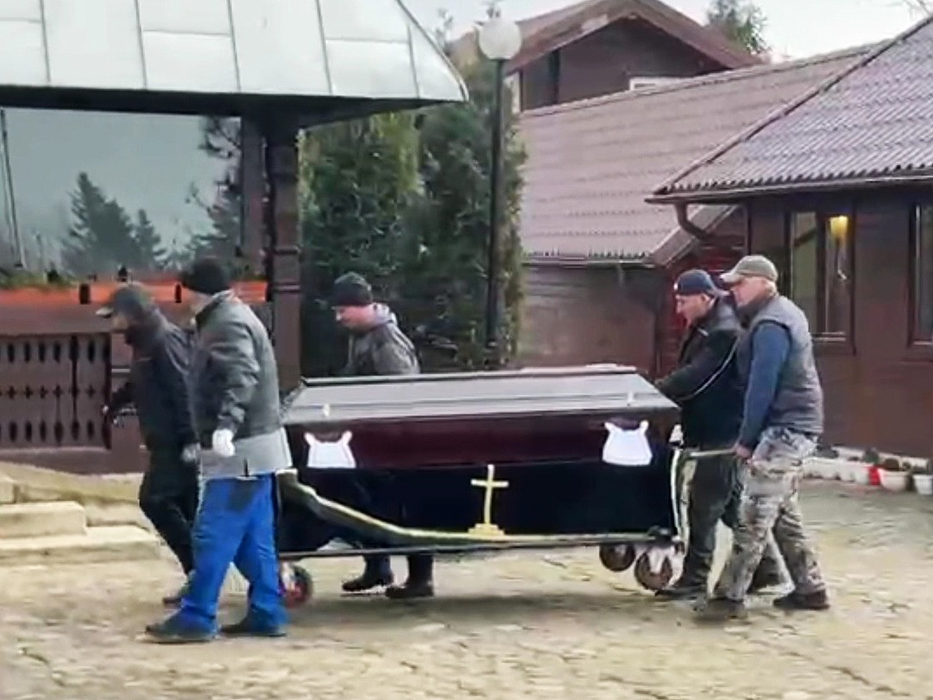 Coșciugul mamei Mihaelei Rădulescu