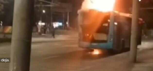Prima reacție a șoferului aflat la volanul autobuzului care a luat foc în Capitală. A salvat viața a 7 călători!