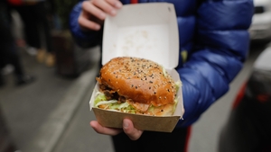 Cât a ajuns să coste un burger Dubai în restaurantele din România. E o adevărată experiență gastronomică!