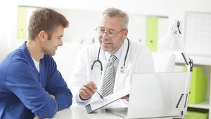 Bancul zilei | Un bărbat vine la doctor şi îi mărturiseşte că are probleme cu potenţa