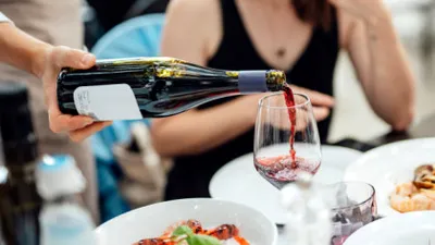 O turistă a chemat poliția când a aflat că are de plătit 1.000 de dolari după ce a mâncat la restaurant