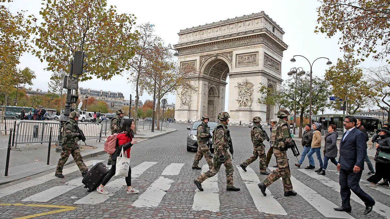Unul din teroristii care au lovit Parisul a fost identificat. Afla ce se intampla acum cu familia lui
