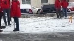 Tragedie în Brașov. Un bărbat s-a aruncat de la etajul 10 cu fiica sa de trei luni şi jumătate în braţe