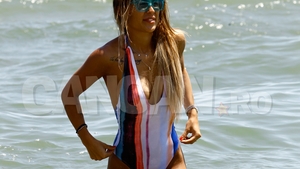 Ioana are ”scut anti-bărbaţi” la plajă. Sexy-soţia lui Tamaş şi-a luat bodyguarzi fotomodel!