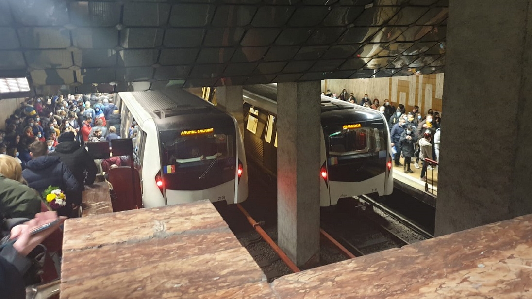 O nouă avarie la metroul din București! Călătorii au fost rugați să coboare pe peron. Cum circulă trenurile | FOTO