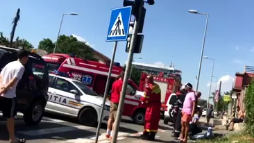 Accident grav, în Pipera! Șoferul unui Logan a ajuns pe asfalt în urma unei coliziuni cu o altă mașină