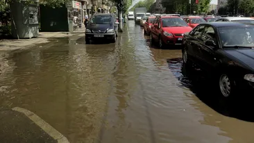 Centrul Bucurestiului, sub apa calda! O teava s-a spart, iar o intersectie este inundata!