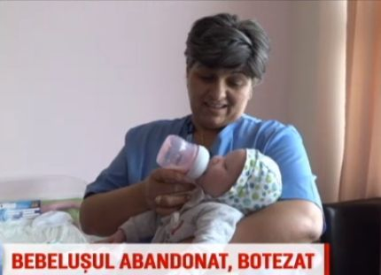 Povestea emoţionantă a bebeluşului aruncat într-un sac pe malul apei şi botezat în spital! Cine sunt naşii micuţului