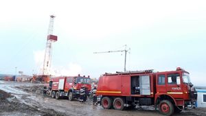 Pericol de explozie în Satu Mare, după ce un incendiu violent a izbucnit la o sondă de gaz! Pompierii intervin cu dificultate