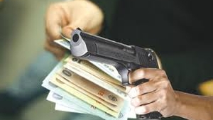 Un tânăr a fost reţinut de poliţiştii bucureşteni pentru tâlhărirea unei asiatice
