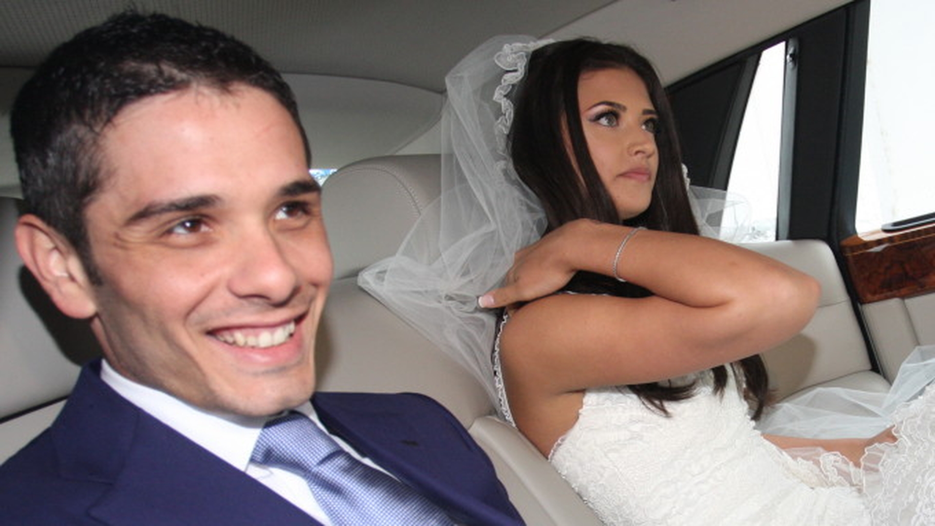 Antonia e minciuna pe langa ea! Vezi ce bomba sexy e sora lui Vincenzo Castellano! E super dotata in zona bustului