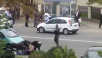 Bătaie cu topoare în faţa unei secţii de poliţie! Cum s-a rezolvat incidentul
