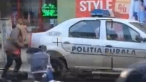 Ancheta dupa ce un tanar a fost filmat schimband roata unei masini de Politie cu politistii alaturi VIDEO