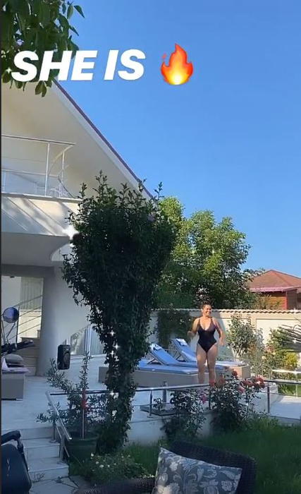 Îmbrăcată sumar, Adriana Simionescu, dans provocator pe marginea piscinei! Soția lui Adrian Minune a purtat un costum de baie sexy și s-a distrat alături de fiicele sale