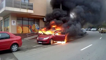 Clipe de infern în județul Vrancea! Un bărbat, în stare critică după ce mașina în care era a luat foc