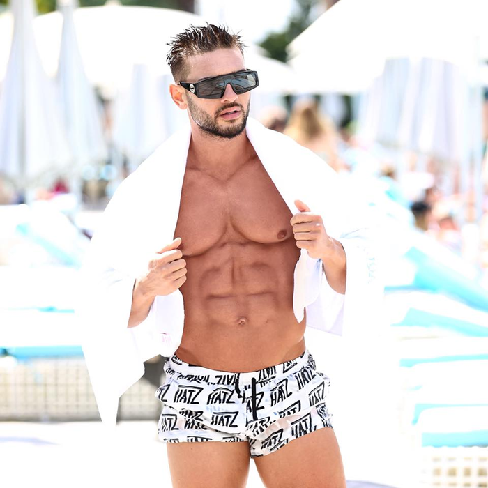 Dorian Popa e acum mare „macho”, dar să vezi cum arăta starul de la Antena 1 în tinerețe, când era „plat” și nu avea mușchi deloc