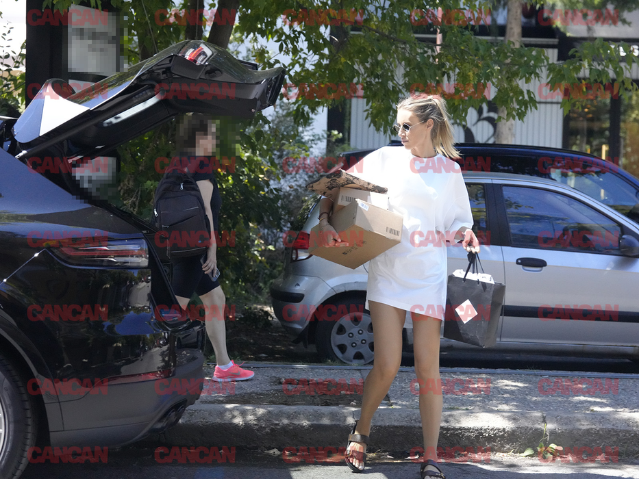 Gabriela Prisăcariu-Oțil burdușește Porsche-ul cu colete