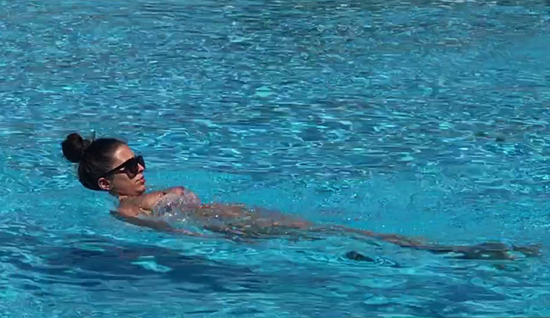 Adelina a rămas fără sutien în timp ce înota