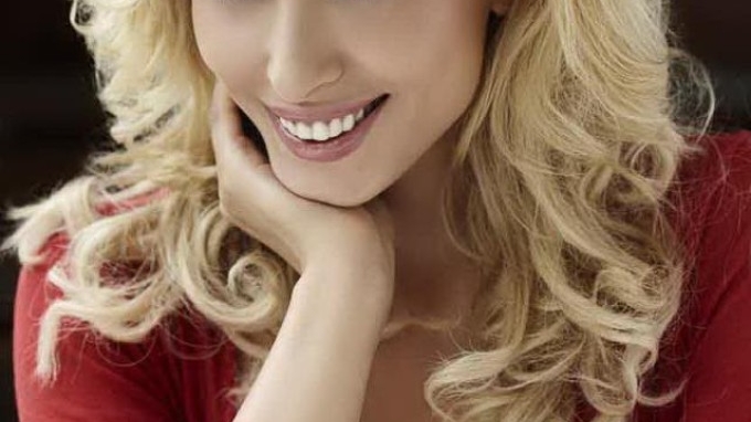 Iulia Vantur, cariera secreta de mamica! Vezi imaginile care demonstreaza ca e facuta pentru asta!