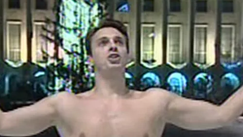 Mircea Badea, in pielea goala, in Piata Victoriei