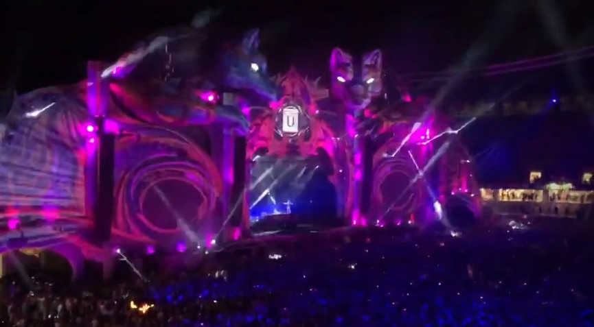 Cătălin Botezatu, sărutat cu patos de o brunetă focoasă la Untold! Imagini senzaționale din zona VIP a celebrului festival
