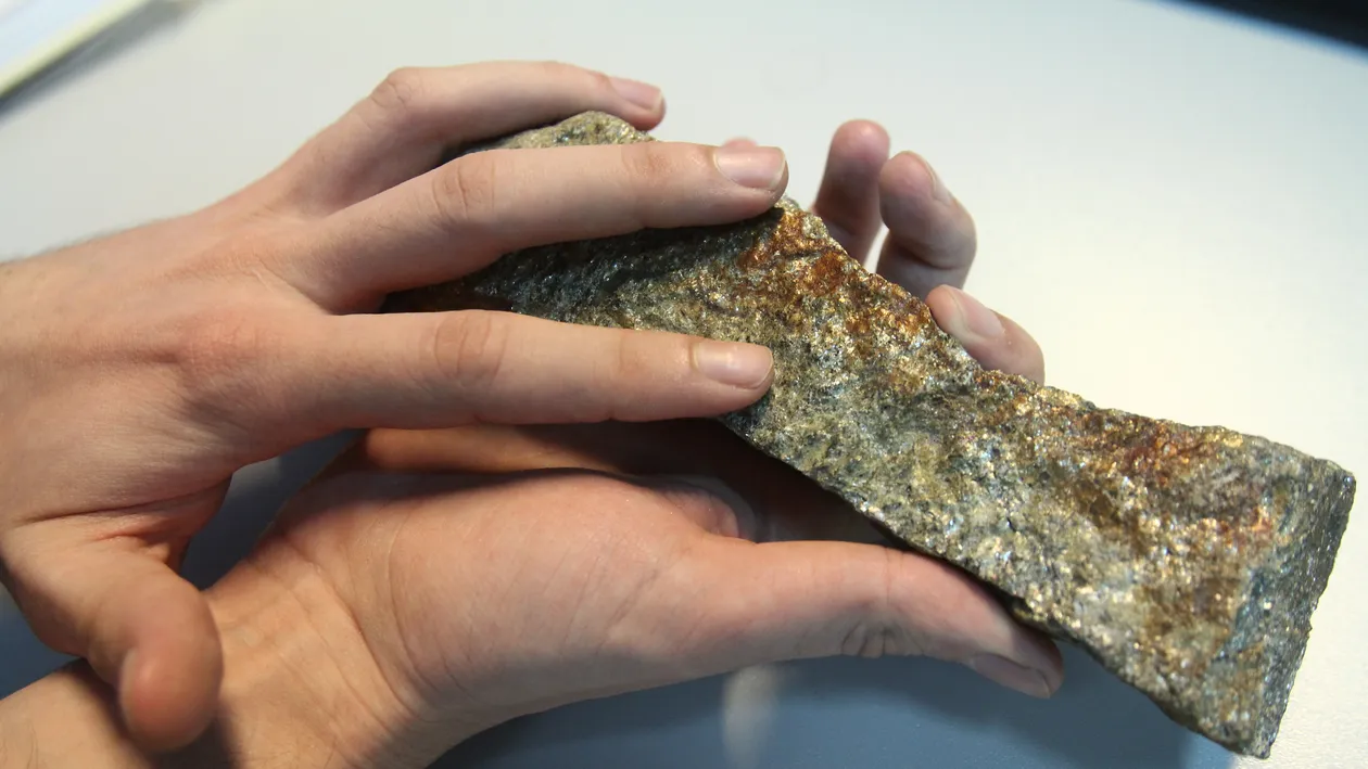 Ce zic vedetele noastre despre puterea pietrelor care te ajuta sa accepti sfarsitul lumii? Trasca, Buruiana si Vasniuc dixit!