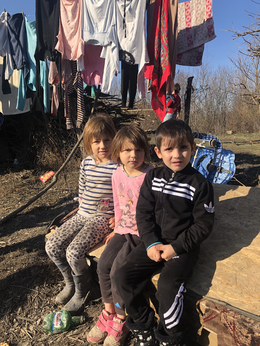 Copiii familiei din Călui au nevoie de haine, alimente și jucării