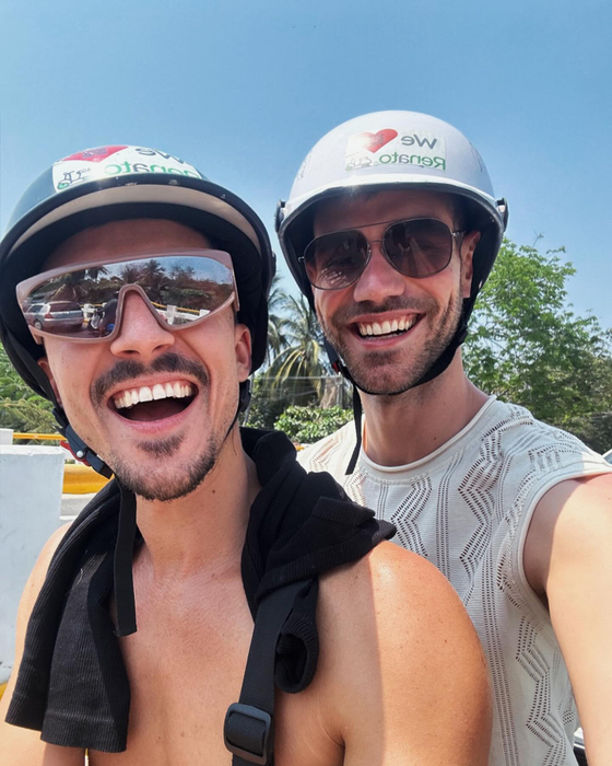Emil Rengle și iubitul lui se țin de cuvânt și s-au pus pe treabă după logodnă: părinți de fată și de băiat! ”Familia secolului!”