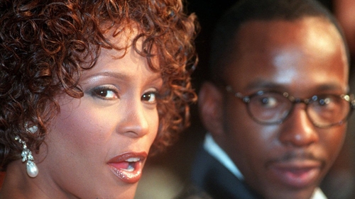 Dezvăluiri incredibile despre WHITNEY HOUSTON la patru ani de la moartea cântăreţei. „Se droga şi în ziua nunţii ei…“